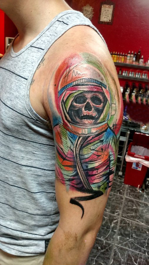 点击大图看下一张：男生手臂上彩绘抽象线条骷髅宇航员纹身图片