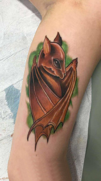 点击大图看下一张：男生手臂上彩绘简单线条小动物蝙蝠纹身图片