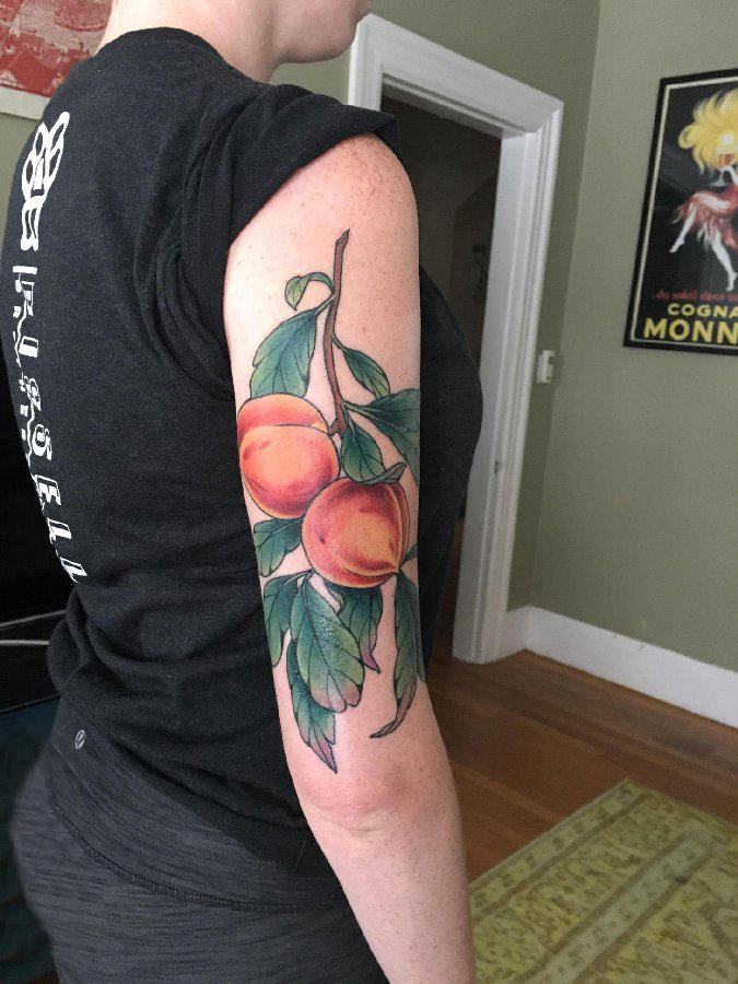 点击大图看下一张：男生手臂上彩绘渐变简单线条植物叶子和桃子纹身图片