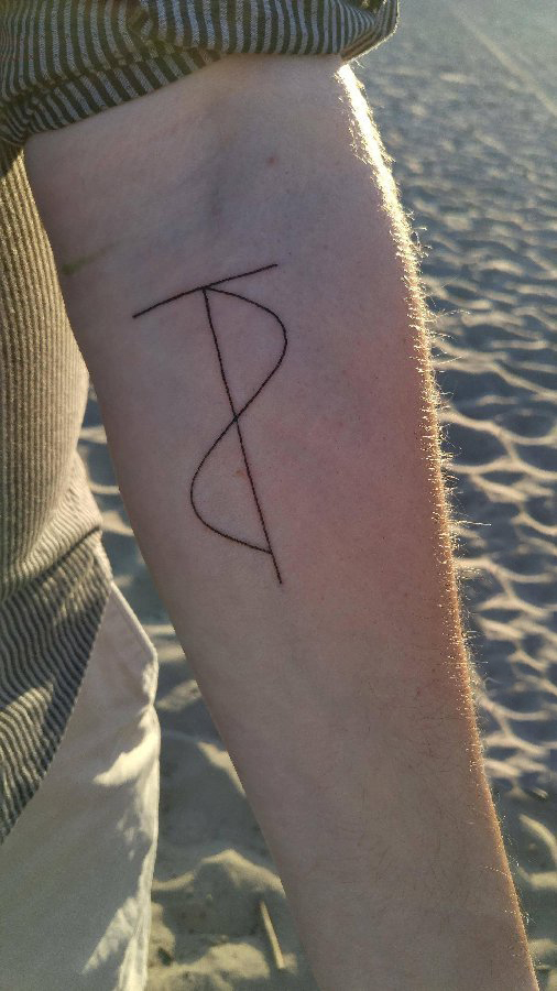 点击大图看下一张：男生手臂上黑色简单个性线条符号纹身图片
