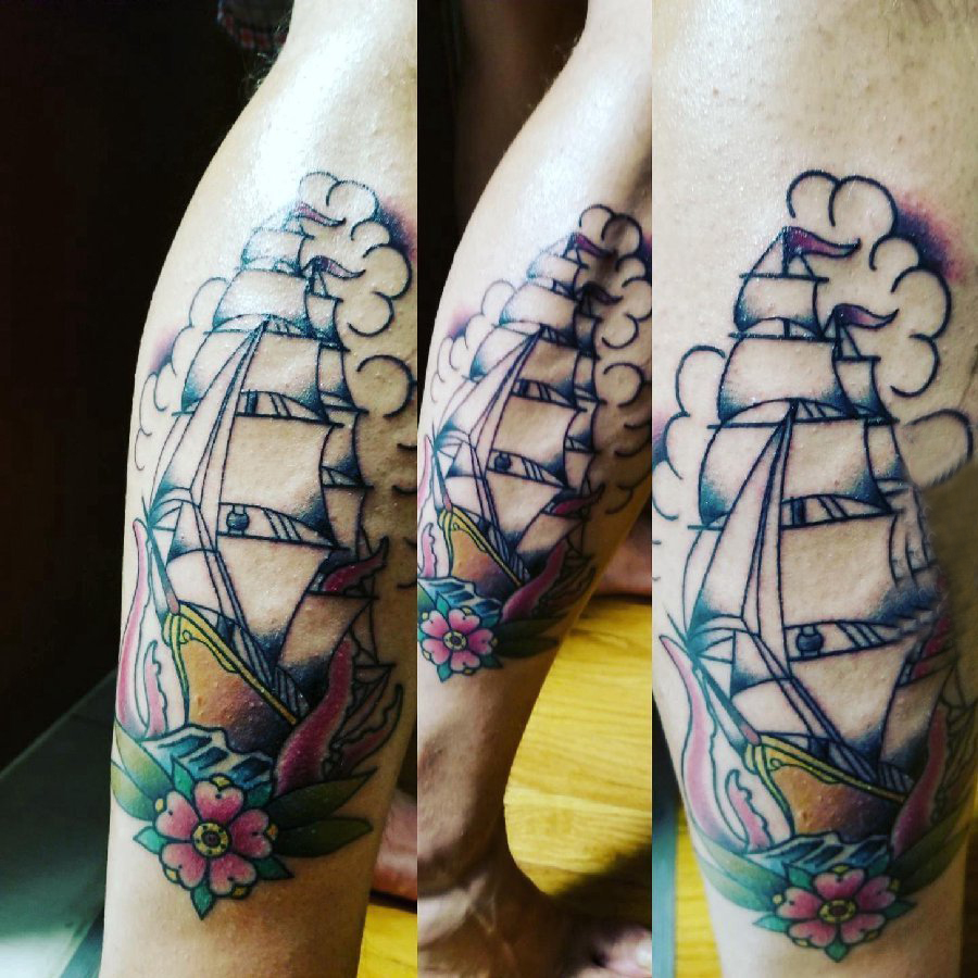 点击大图看下一张：男生小腿上彩绘植物花朵和几何线条帆船纹身图片