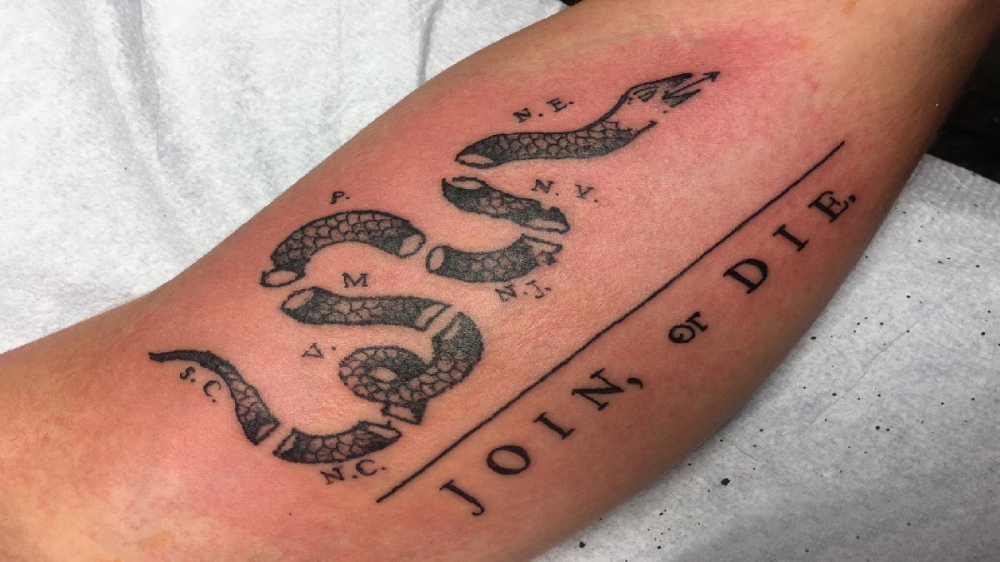 点击大图看下一张：男生手臂上黑色线条创意恐怖断蛇纹身图片