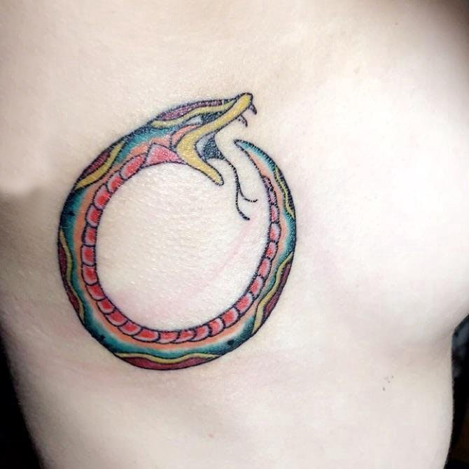 点击大图看下一张：男生胸部彩绘几何抽象线条小动物蛇纹身图片