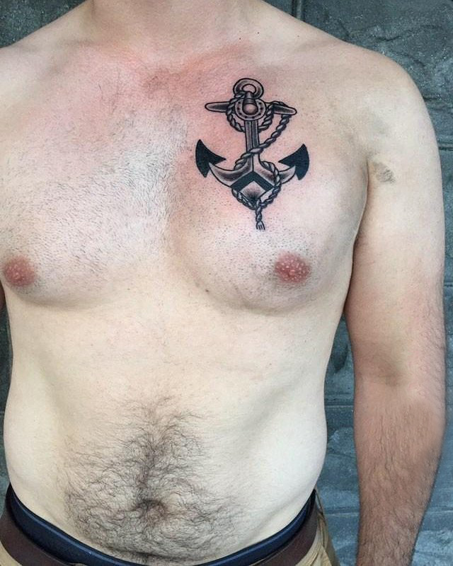 点击大图看下一张：男生胸部黑灰点刺抽象线条船锚纹身图片