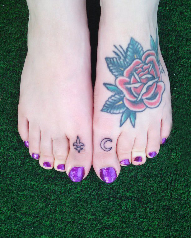 点击大图看下一张：女生脚背上彩绘水彩素描创意唯美玫瑰纹身图片