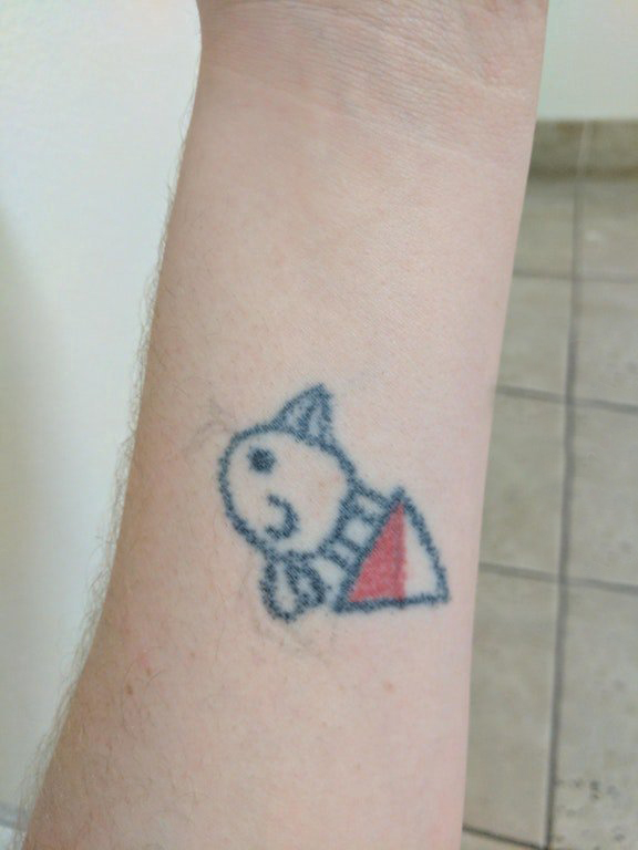 点击大图看下一张：女生手臂上彩绘几何简单线条创意三角形和鸟纹身图片