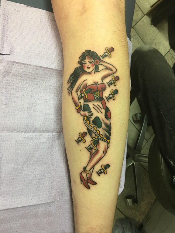 点击大图看下一张：女生手臂上彩绘水彩素描创意文艺优雅女生人物纹身图片