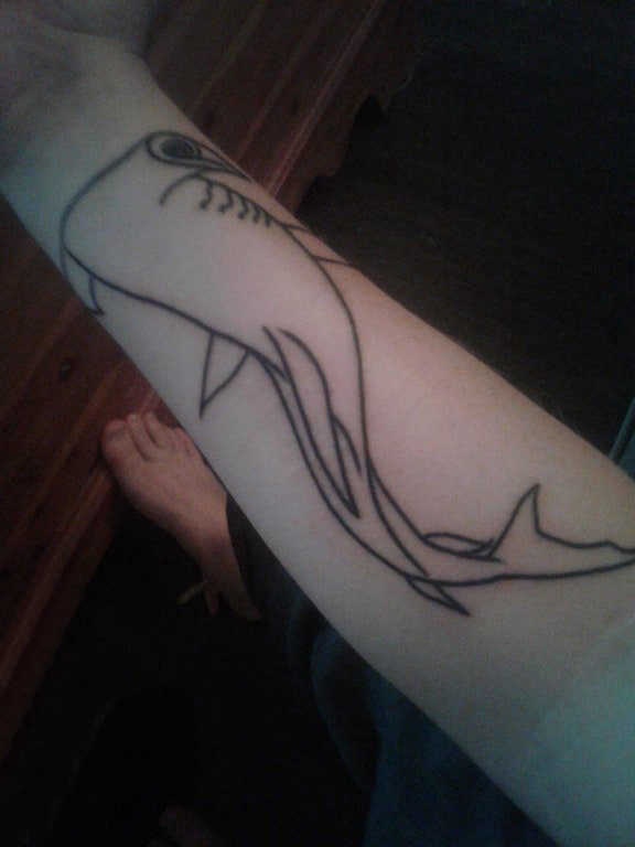 点击大图看下一张：女生手臂上黑色简单线条小动物锤头鲨纹身图片