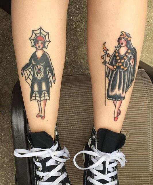 点击大图看下一张：女生小腿上彩绘水彩素描创意古典女生人物纹身图片