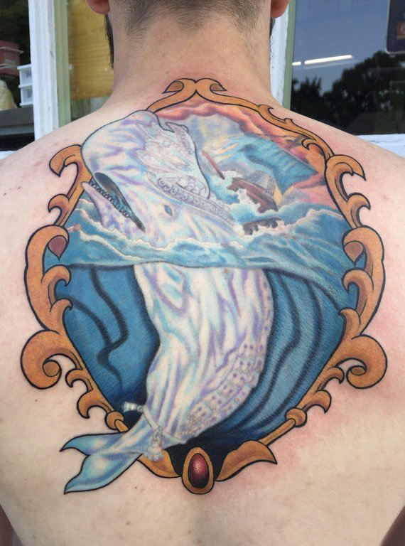点击大图看下一张：男生后背上彩绘简单抽象线条小动物鲸鱼纹身图片