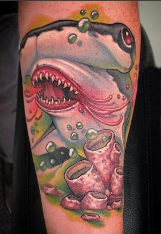 点击大图看下一张：男生手臂上彩绘几何简单线条小动物鲨鱼纹身图片