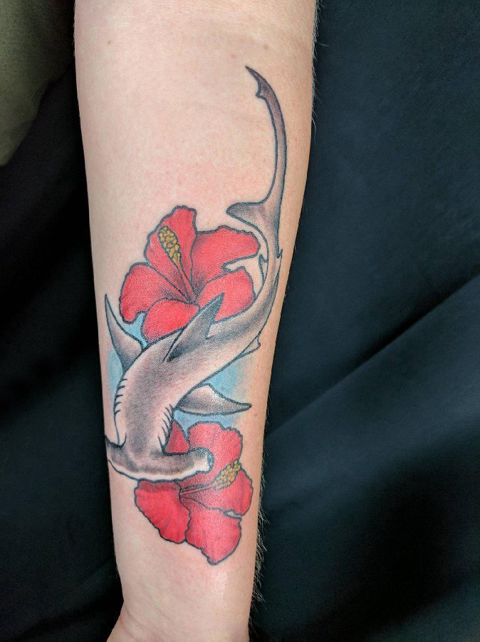 点击大图看下一张：男生手臂上彩绘简单线条植物花朵和鲨鱼纹身图片