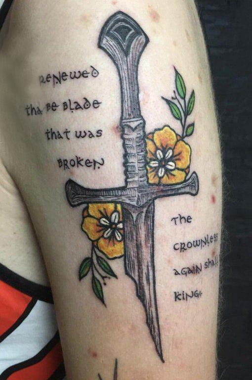 点击大图看下一张：男生手臂上彩绘渐变植物花朵和匕首纹身图片
