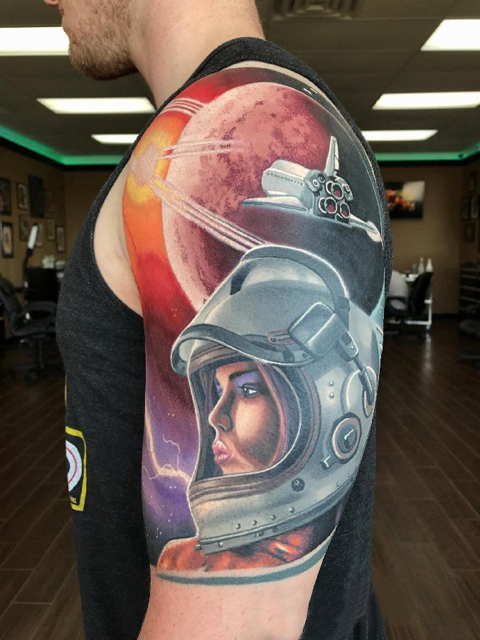 点击大图看下一张：男生手臂上彩绘水彩素描创意宇航员纹身图片