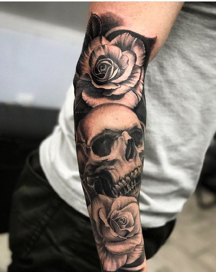 点击大图看下一张：男生手臂上黑灰素描点刺技巧创意恐怖骷髅玫瑰纹身图片
