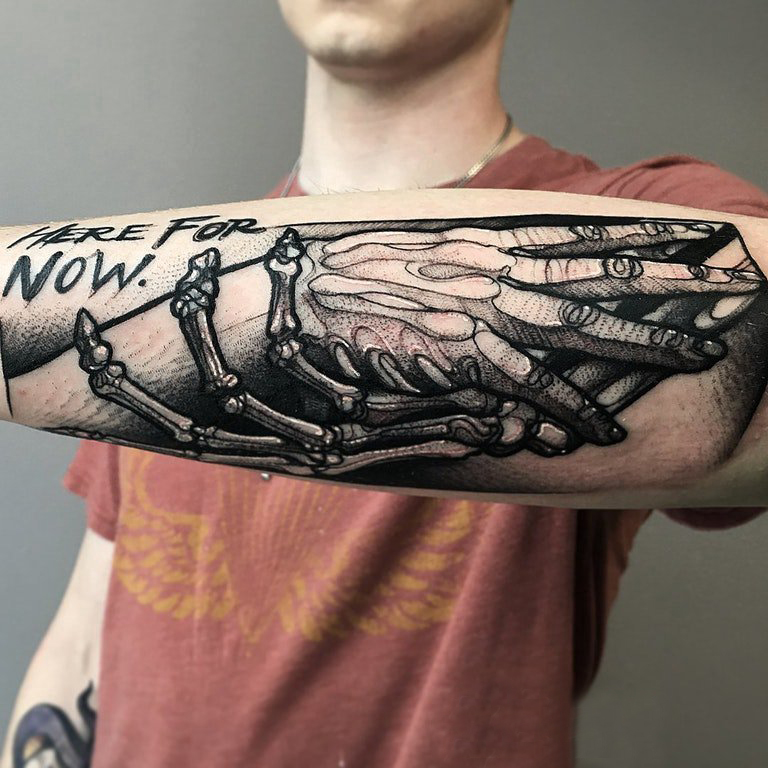 点击大图看下一张：男生手臂上黑灰素描点刺技巧创意手部纹身图片