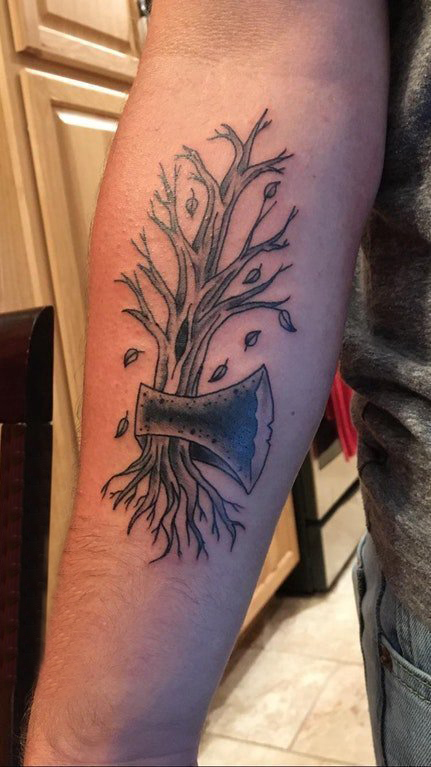 点击大图看下一张：男生手臂上黑灰素描点刺技巧创意树枝纹身图片