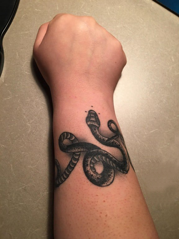 点击大图看下一张：男生手臂上黑色点刺抽象线条小动物蛇纹身图片