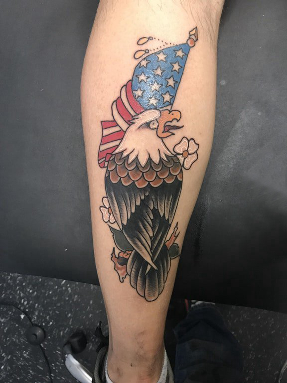 点击大图看下一张：男生小腿上彩绘水彩素描创意老鹰国旗纹身图片