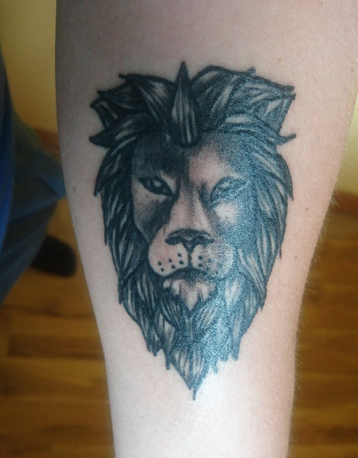 点击大图看下一张：男生小腿上黑色点刺简单抽象线条动物狮子纹身图片