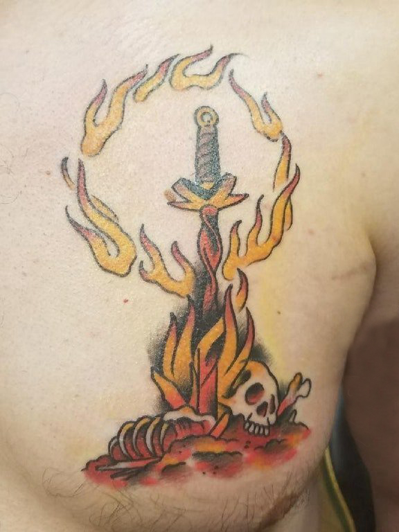 点击大图看下一张：男生胸口上彩绘水彩素描创意匕首纹身图片