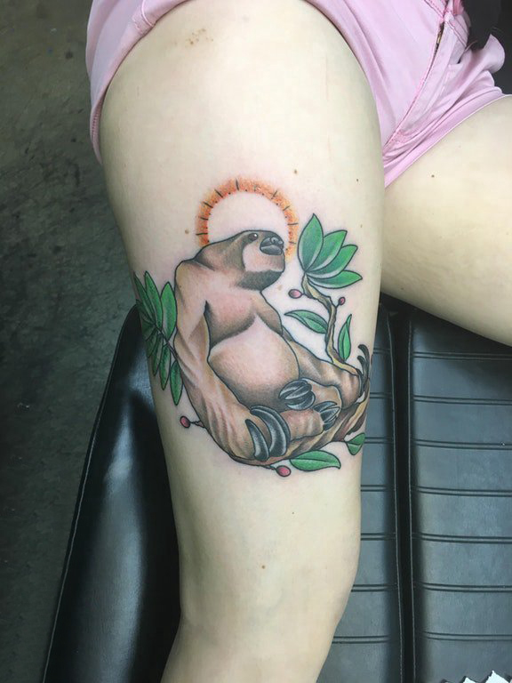 点击大图看下一张：女生大腿上彩绘简单线条植物和动物猩猩纹身图片