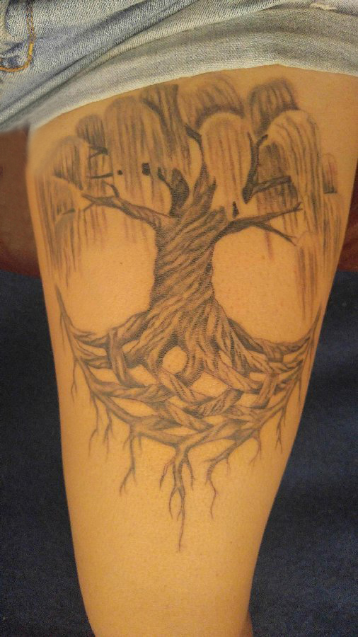 点击大图看下一张：女生大腿上黑灰点刺简单抽象线条植物大树纹身图片