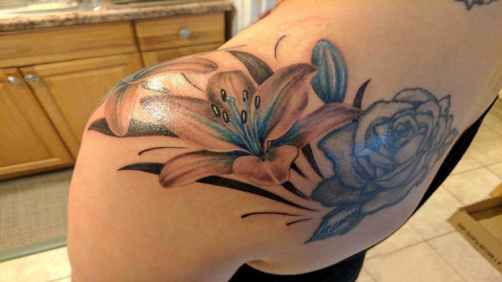 点击大图看下一张：女生肩膀上彩绘水彩素描创意唯美花朵纹身图片