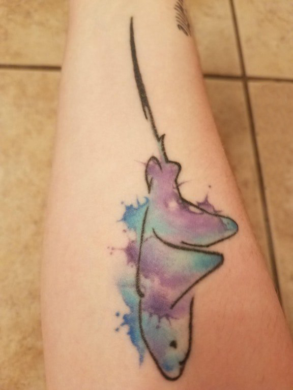 点击大图看下一张：女生手臂上黑色线条蓝紫色渐变泼墨动物纹身图片