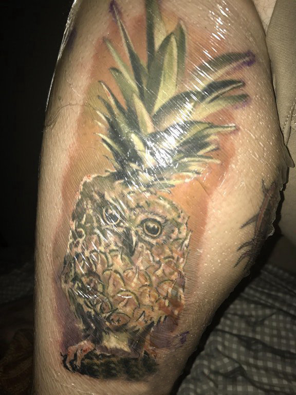 点击大图看下一张：男生大腿上彩绘彩绘简单线条菠萝猫头鹰纹身图片