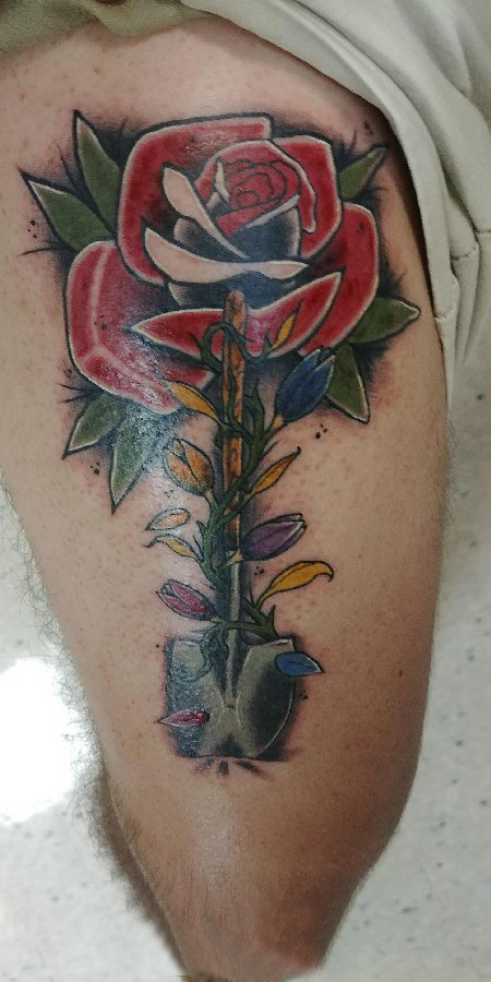 点击大图看下一张：男生大腿上彩绘简单线条创意植物玫瑰纹身图片