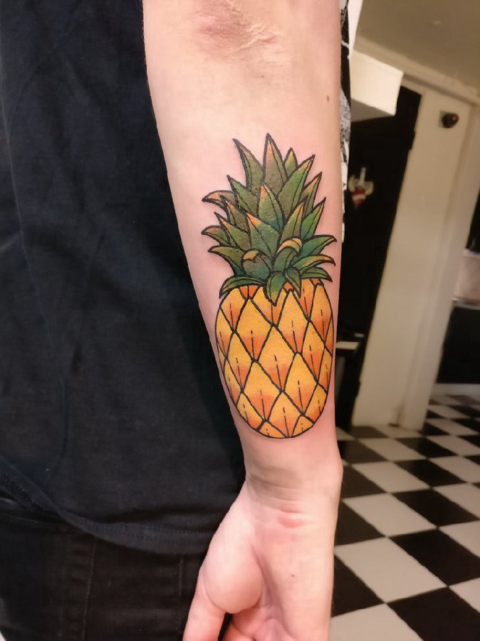 点击大图看下一张：男生手臂上彩绘几何简单线条创意水果菠萝纹身图片
