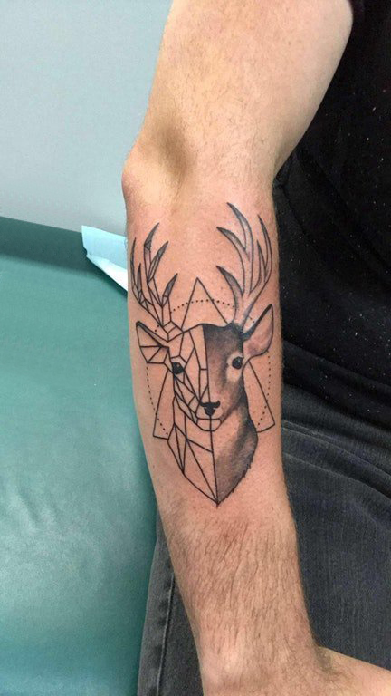 点击大图看下一张：男生手臂上黑灰点刺几何简单线条拼接小动物鹿纹身图片
