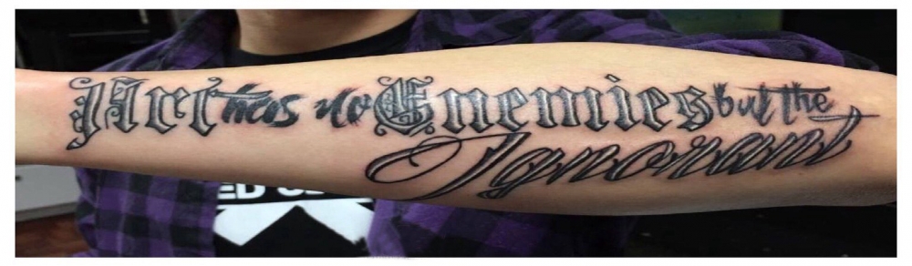 点击大图看下一张：男生手臂上黑灰素描点刺技巧创意花体英文纹身图片