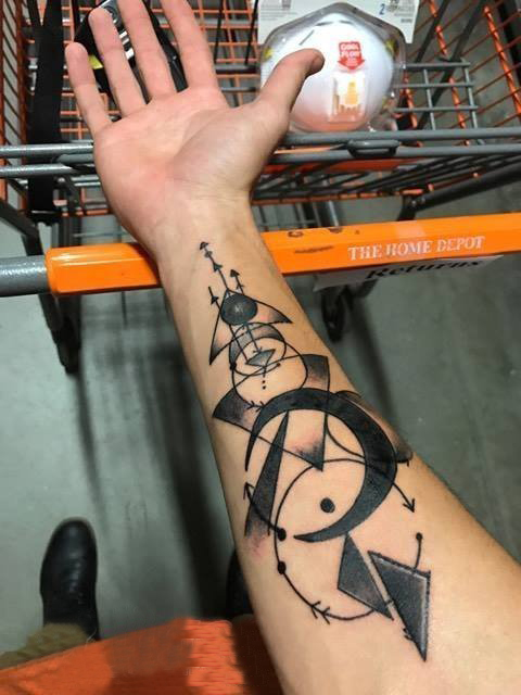点击大图看下一张：男生手臂上黑灰素描点刺技巧几何元素创意纹身图片