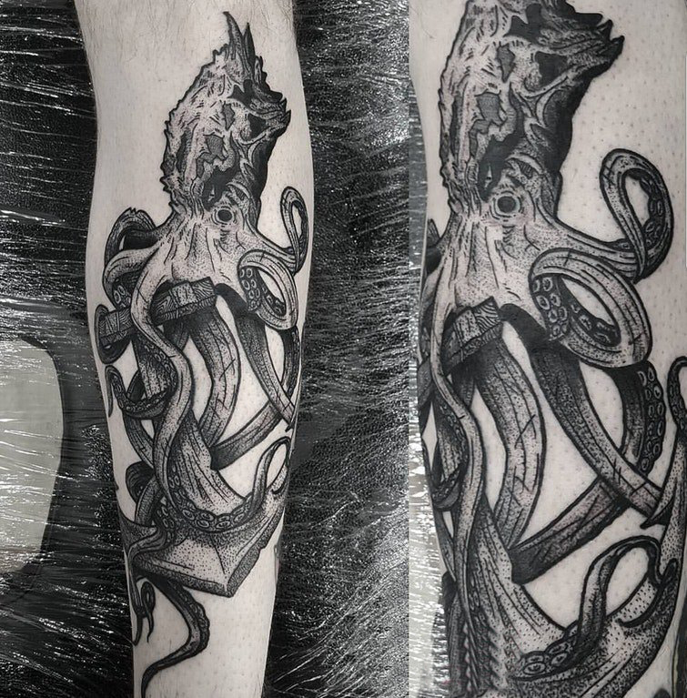 点击大图看下一张：男生手臂上黑色点刺简单抽象线条小动物章鱼纹身图片