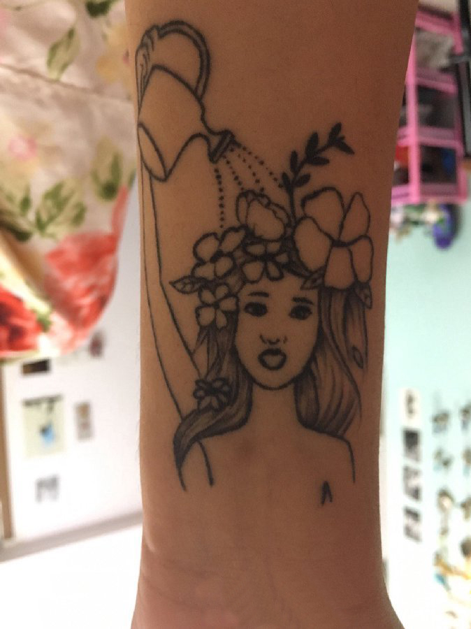 点击大图看下一张：女生手臂上黑色线条创意精美女生肖像纹身图片