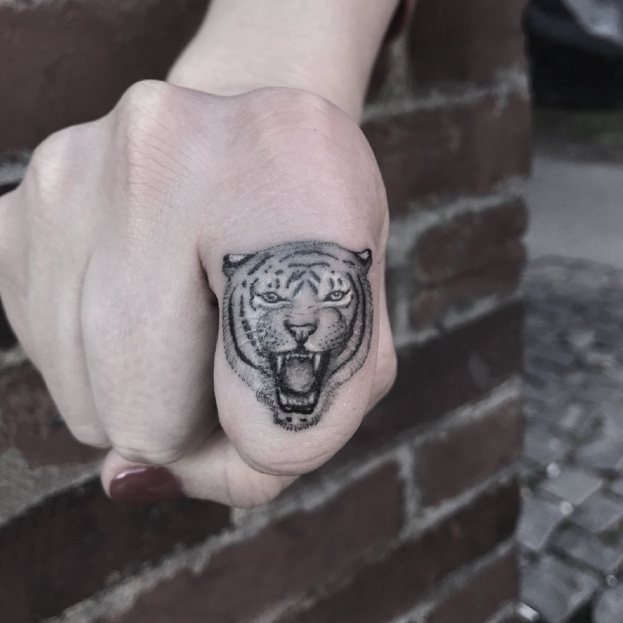 点击大图看下一张:女生手指上黑色素描创意恐怖老虎纹身图片