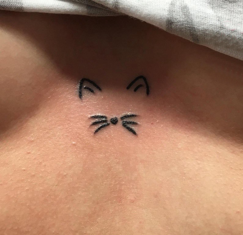 点击大图看下一张：女生胸口上黑色线条创意精致猫咪纹身图片