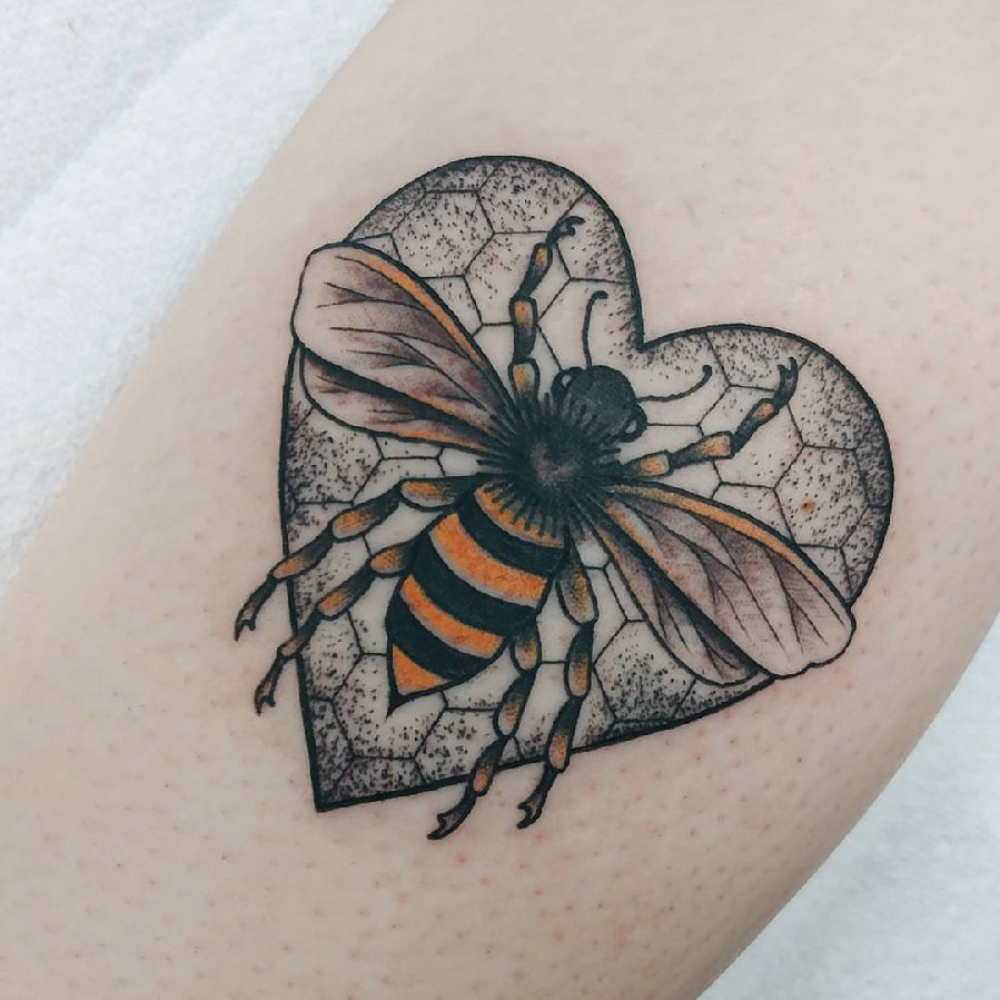 点击大图看下一张：男生手臂上彩绘点刺简单线条心形和昆虫蜜蜂纹身图片