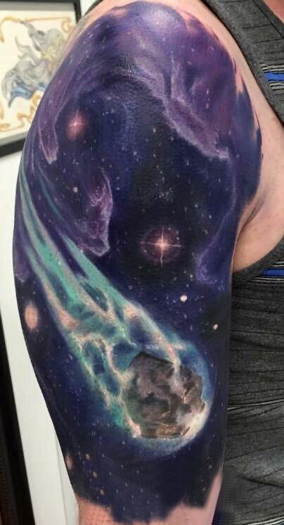 点击大图看下一张：男生手臂上彩绘渐变简单线条宇宙星空纹身图片