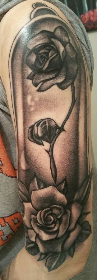 点击大图看下一张：男生手臂上黑色点刺简单抽象线条植物玫瑰纹身图片