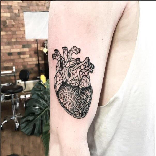 点击大图看下一张：男生手臂上黑色点刺简单线条花朵心脏纹身图片