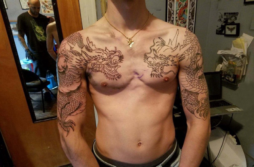 点击大图看下一张：男生胸部黑色简单抽象线条小动物龙对称纹身图片