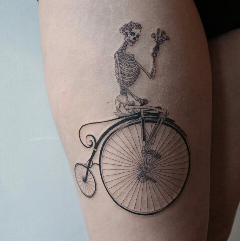 点击大图看下一张：女生大腿上黑灰点刺几何简单线条骷髅和自行车纹身图片