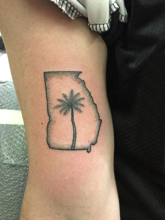 点击大图看下一张：女生大腿上黑灰点刺几何线条和植物椰树纹身图片