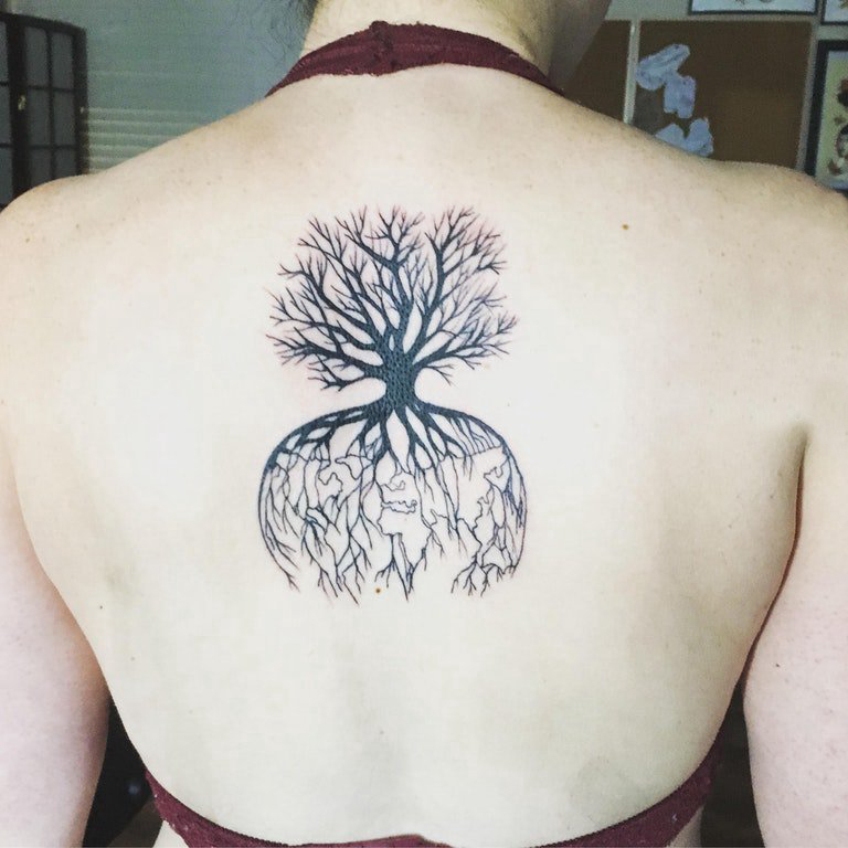点击大图看下一张：女生后背上黑色抽象线条植物大树纹身图片