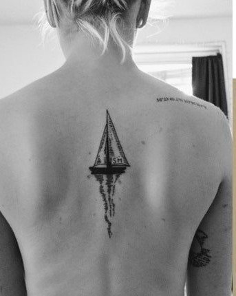 点击大图看下一张：女生后背上黑色几何简单线条帆船纹身图片