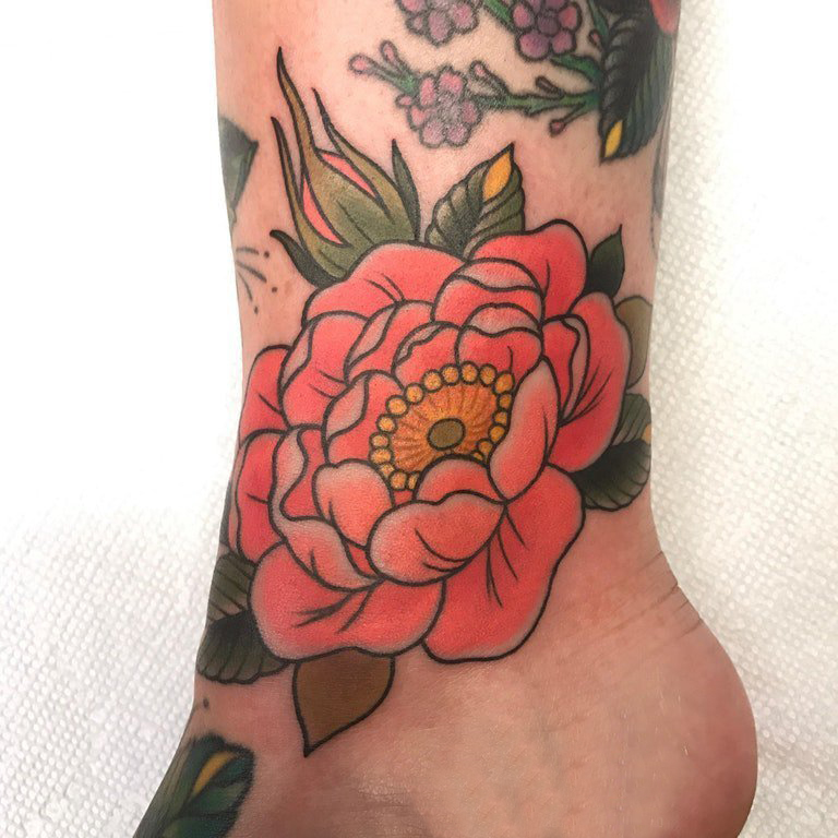 点击大图看下一张：女生脚踝上彩绘渐变简单线条植物文艺花朵纹身图片
