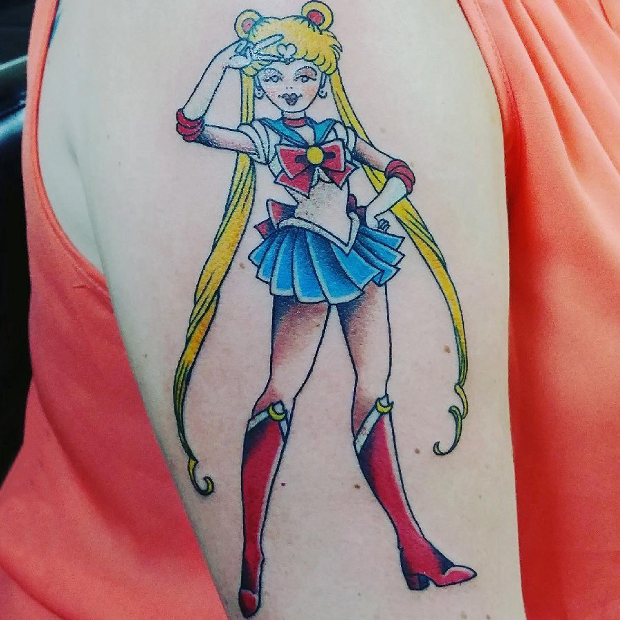 点击大图看下一张：女生手臂上彩绘简单线条卡通人物美少女战士纹身图片